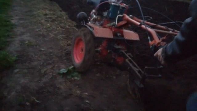 Копия видео "Осенняя вспашка 2017 год дизельный мотоблок" смотреть онлайн