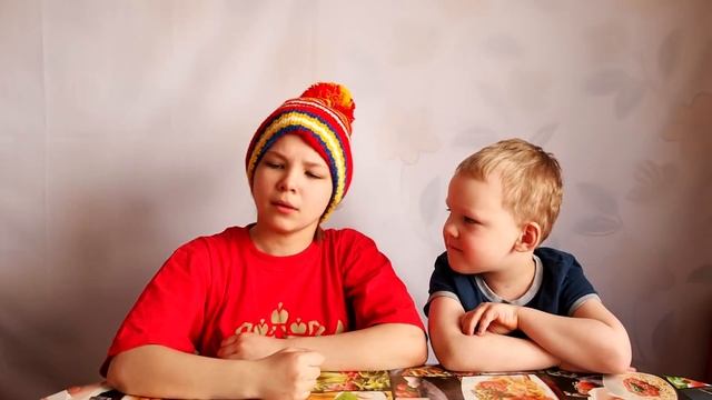 Самое веселое видео Кто накормит ребенка Настя и Вова  Помоги ребенку