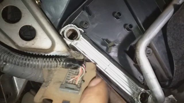 Замена радиатора отопителя без снятия панели на Хонда Фит смотреть онлайн