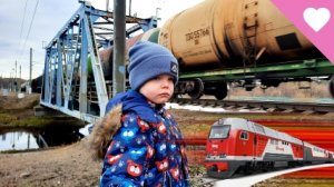 Грузовые поезда на жд мосту и интересная стрелка