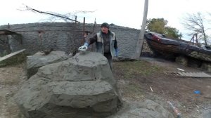 Как сделать скалу из цемента? Просто своими руками. Печатный бетон обычным камнем.