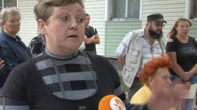 Почти месяц нечистоты текут рекой во дворе дома в переулке Мира смотреть онлайн