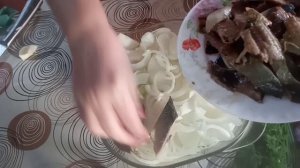 Ну очень вкусная закуска!Селедка по - корейски. Селедка с луком и томатной пастой.