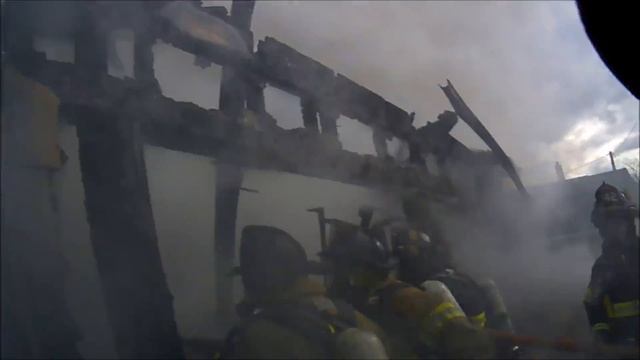 Helmet Cam (Bendele) - Working Garage Fire - January 19th, 2015 смотреть онлайн