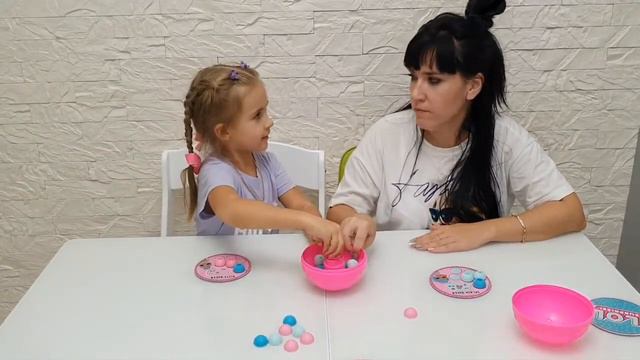Распаковка ЛОЛ//Сюрприз//Челлендж//Карина VS мама & папа//Игра))) смотреть онлайн
