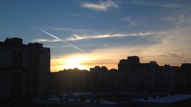 Люблю смотреть на закат и летящие самолеты (город но все же это красиво) 1080p смотреть онлайн