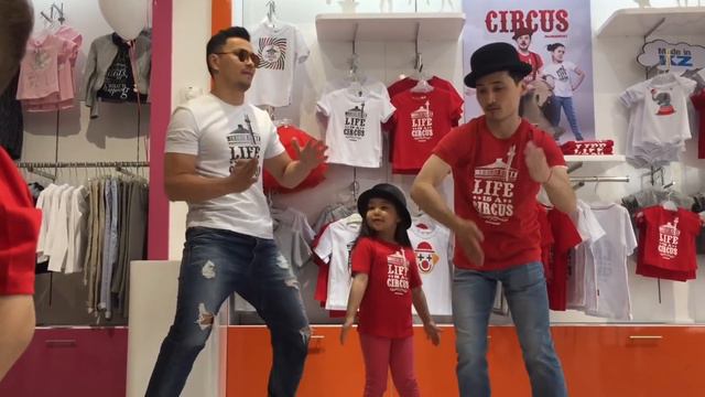 Когда с дочей танцуют мальчики и как это выглядит в глазах отца 😂😂😂 смотреть онлайн