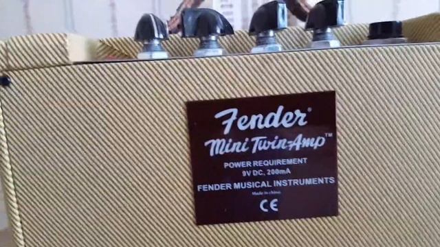 Fender Mini Twin-Amp смотреть онлайн