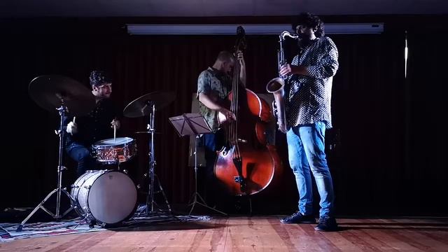 "3: Four by Five", 23 Robadors Trio al Jazz Club la Vicentina. смотреть онлайн