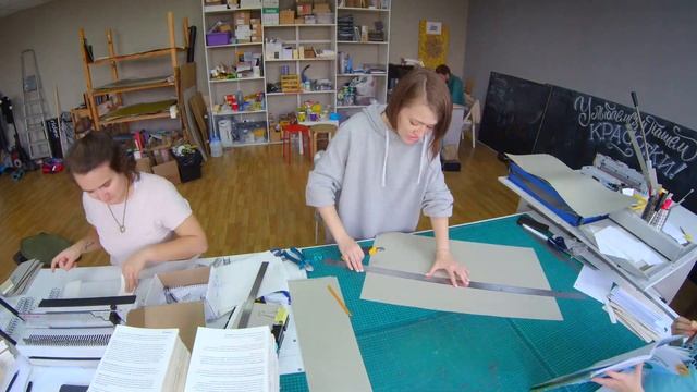 Режем большие листы бумаги и искусственной кожи. А так же собираем блокноты на пружину смотреть онлайн