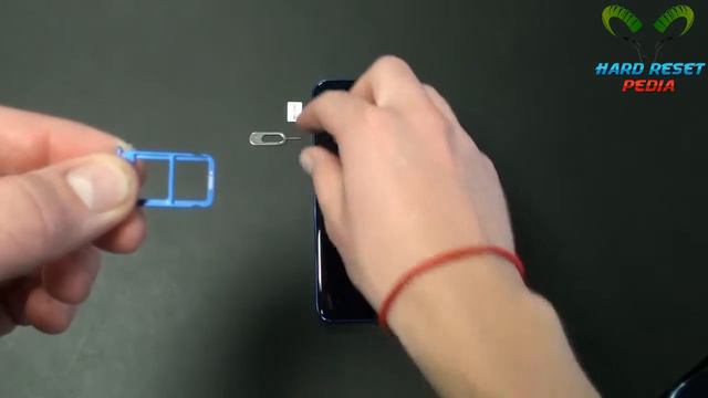 Huawei Honor 10 Insert The SIM Card смотреть онлайн