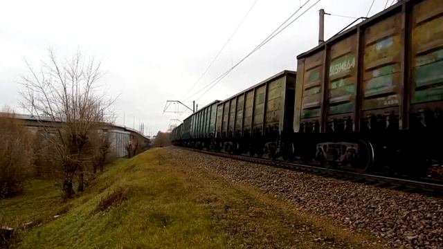 Электровоз ВЛ10У-229 (ТЧЭ-23, с 07.2019 г. - передан в депо ТЧЭ-21 Волховстрой) с грузовым поездом. смотреть онлайн