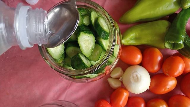 Лето в банке обязательно приготовьте несколько баночек на зиму. Вкусный салат. смотреть онлайн