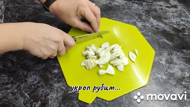 Салат "ИЗУМРУД" / салат с копчёной колбасой и солёными огурцами/ with smoked sausage and cucumbers смотреть онлайн