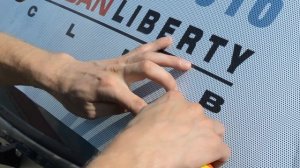 Наклейка виниловой пленки на стекло