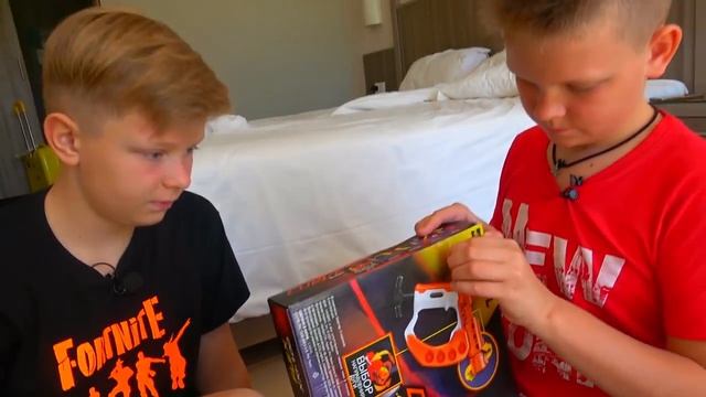 ЧУЖОЙ ЧЕМОДАН С ДОРОГИМИ ВЕЩАМИ У САШИ. ЧТО НАШЛИ БРАТЬЯ. БРОС ШОУ смотреть онлайн