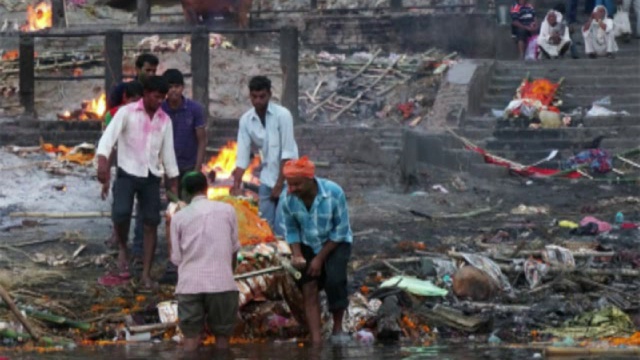 В ИНДИИ УМЕРШИХ СЖИГАЮТ смотреть онлайн