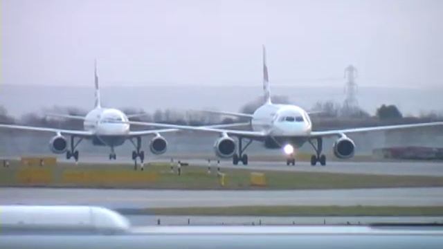 Emirates A380, Boeing 747-400 takeoff at London Heathrow смотреть онлайн