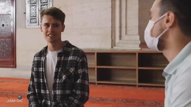 Британский ютубер принимает 🌙 Ислам смотреть онлайн