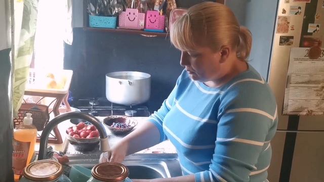 Сельское утро. Напиток из акации. Жизнь простых людей. Украина. смотреть онлайн