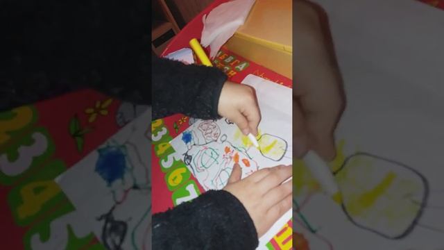 Ребенок рисует фломастерами, машинка Всеволода, учимся рисовать смотреть онлайн