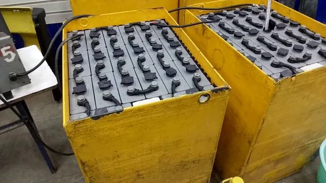 Exide в овечьей шкуре Jungheinrich. Сборка 2-х рабочих батарей из 4-х полумёртвых. смотреть онлайн