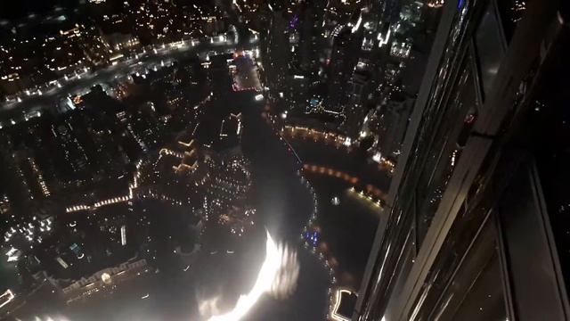 Burj Khalifa 125 этаж, вид на фонтаны смотреть онлайн