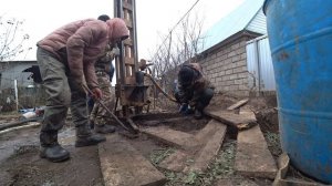 Золотая скважина - часть 4 / Как достать трубу из скважины / Бурение скважины на воду