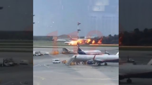 МОМЕНТ ПОСАДКИ ГОРЯЩЕГО РЕЙСА МОСКВА-МУРМАНСК смотреть онлайн