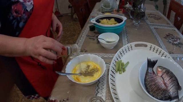 КАРАСИ В СМЕТАННОМ СОУСЕ С КАРТОФЕЛЕМ в духовке смотреть онлайн
