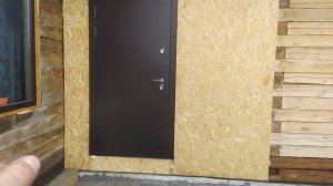 установка входной металлической двери в деревянном доме