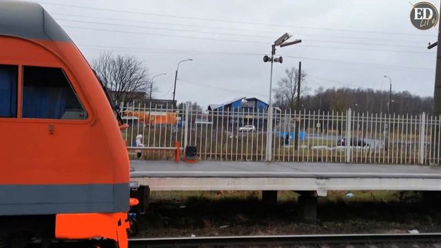 Электропоезд ЭТ4А – экспериментальная российская «электричка» в движении: прибытие и отправление смотреть онлайн