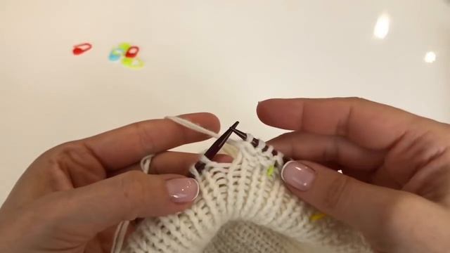 Вязаная манишка. Вязание спицами. Росток. Реглан сверху. смотреть онлайн