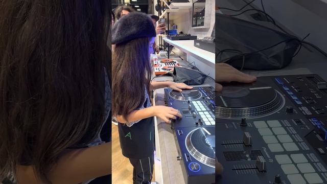 10 years old Dj Michelle scratching on Pioneer DDJ-REV7 controller смотреть онлайн