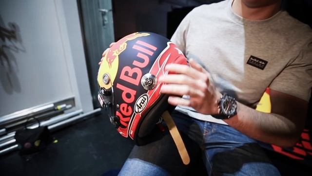 Max Verstappen reveals his 2017 helmet design смотреть онлайн