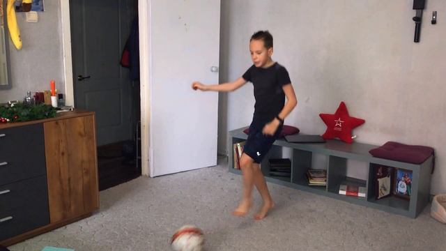 Тренировка с мячом [часть 2]. Тренировка юного футболиста дома. смотреть онлайн