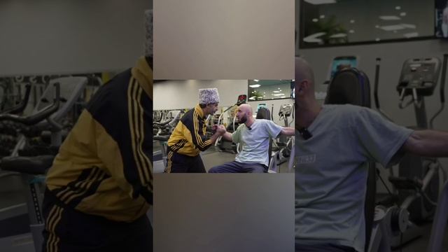 Омар занимается до боли | Омар в Большом городе #shorts смотреть онлайн