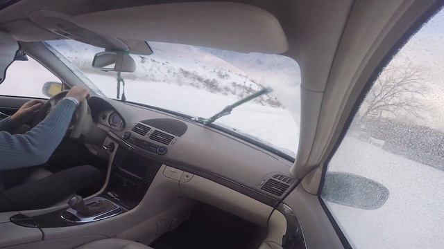 Winter Drifting in Mercedes-Benz W211 E500 around the track - Nemuno Ziedas Winter Trackday смотреть онлайн