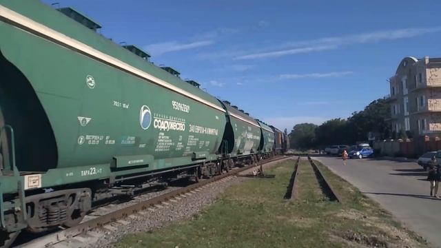 Тепловоз 2ТЭ25Км-0204 с грузовым поездом смотреть онлайн
