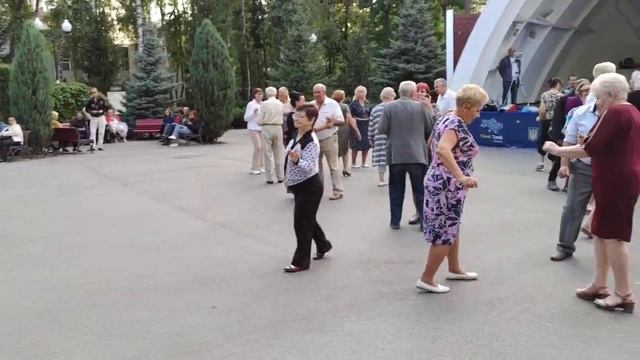 Я подарю тебе небесные цветы Танцы в парке Горького Харьков Сентябрь 2021 смотреть онлайн