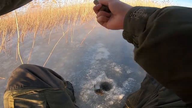 Первый лед, ловля окуня на блесну, зимняя рыбалка на Ладоге смотреть онлайн