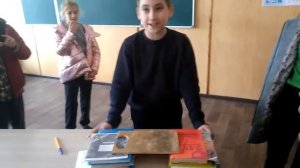 Школьник старается головой разбить доску
