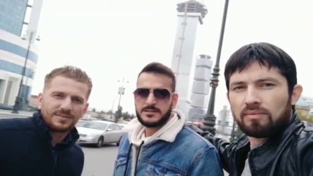 С друзьями в Баку смотреть онлайн