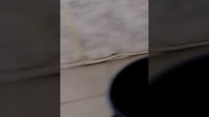 мальчик переодевается в ванне LOL.