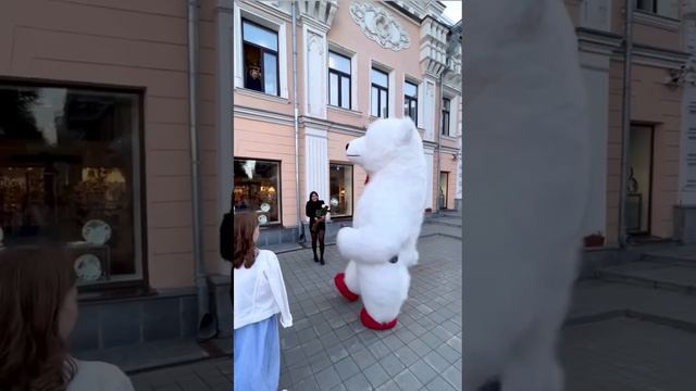 Сюрприз от родителей на День Рождения дочки. Большой белый Мишка поздравляет в центре ЕКБ! смотреть онлайн