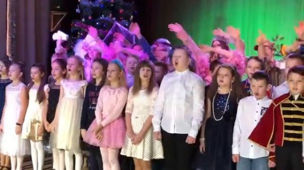 А это наш класс мы поём весёлую, зимнюю и новогоднюю песенку ля ля ля ля ❤️❤️❤️❤️❤️❤️❤️❤️❤️❤️❤️❤️❤️