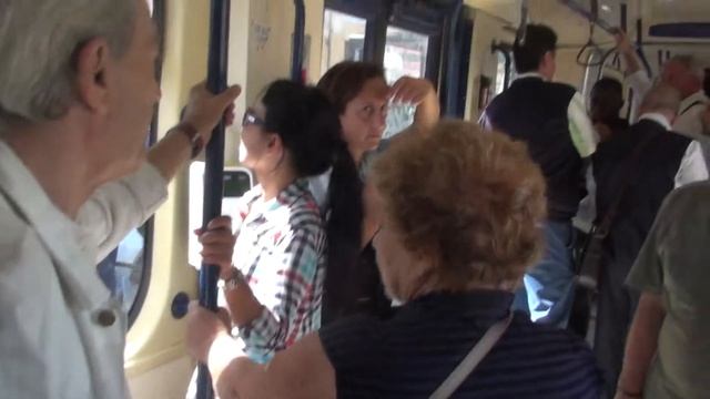 Проверка билетов в автобусе в Неаполе. Первый раз за все время пребывания в Италии. смотреть онлайн