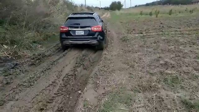 GLA Mercedes 4 Matic 2019 off-road смотреть онлайн