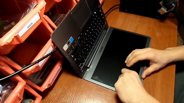 SAMSUNG ULTRABOOK 5 NP535-U3C - demontaż ramki matrycy смотреть онлайн