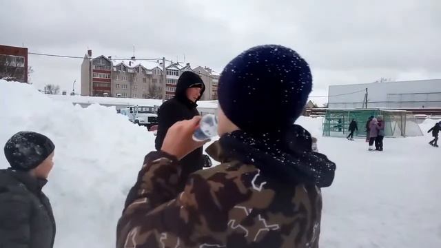 Первый раз Алиса встала на коньки.#влог#каток смотреть онлайн